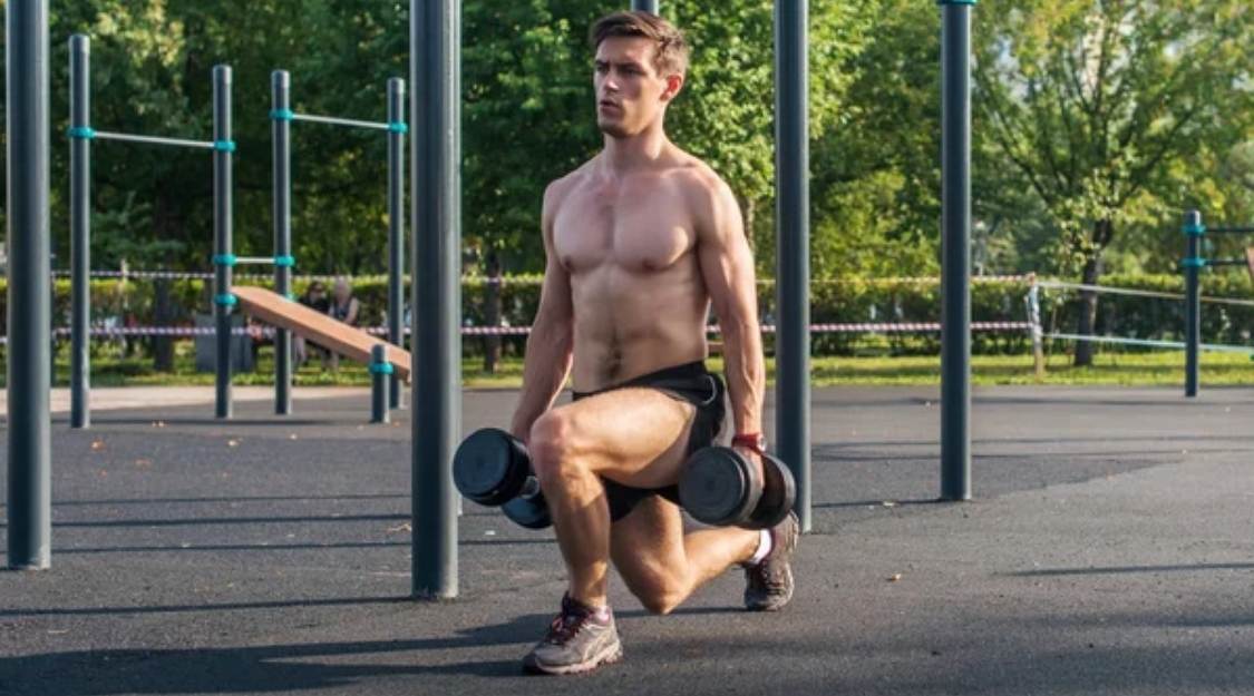 cách tập Dumbbell Lunge đúng