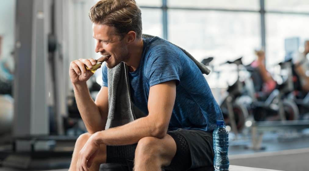 có nên ăn trước khi tập gym